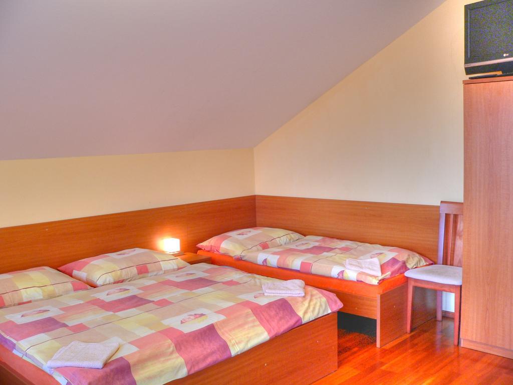 Privat Baja Hotel Lipótszentmiklós Szoba fotó