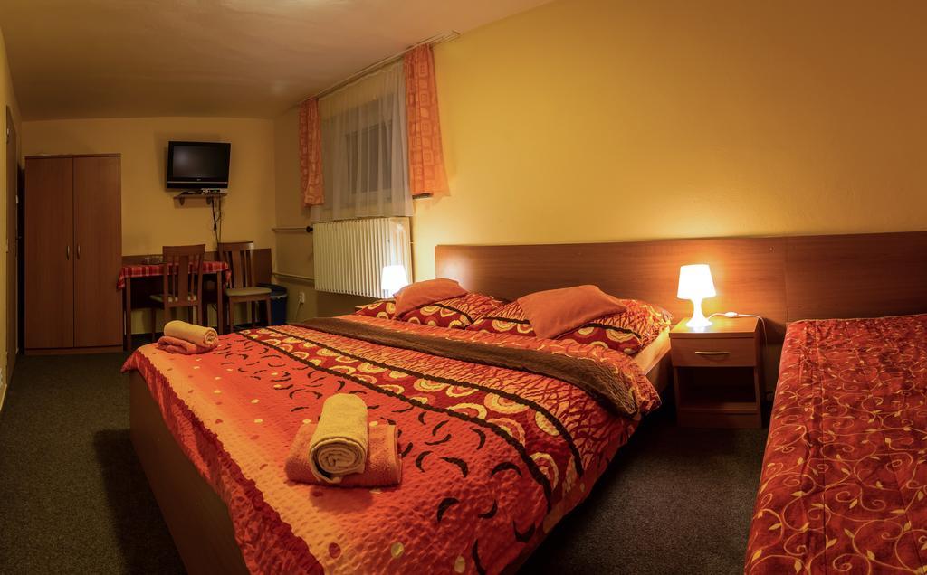 Privat Baja Hotel Lipótszentmiklós Kültér fotó