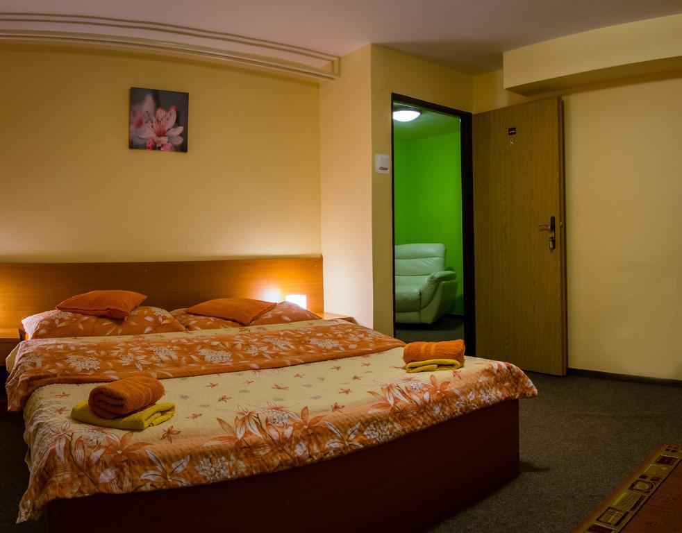 Privat Baja Hotel Lipótszentmiklós Kültér fotó