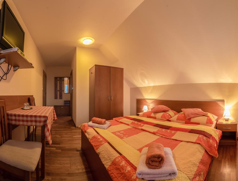 Privat Baja Hotel Lipótszentmiklós Szoba fotó