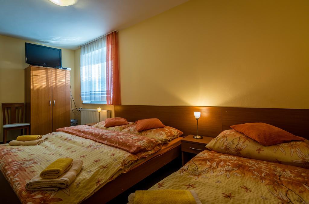 Privat Baja Hotel Lipótszentmiklós Kültér fotó