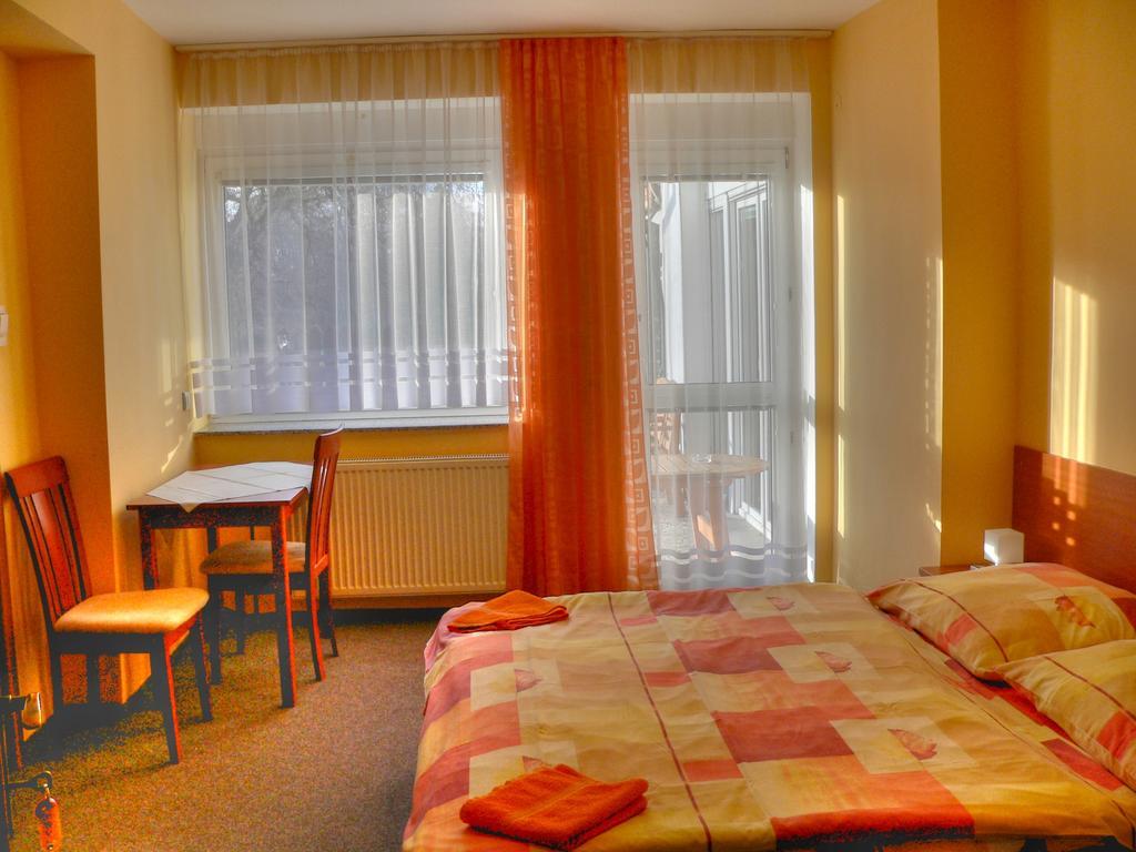 Privat Baja Hotel Lipótszentmiklós Kültér fotó